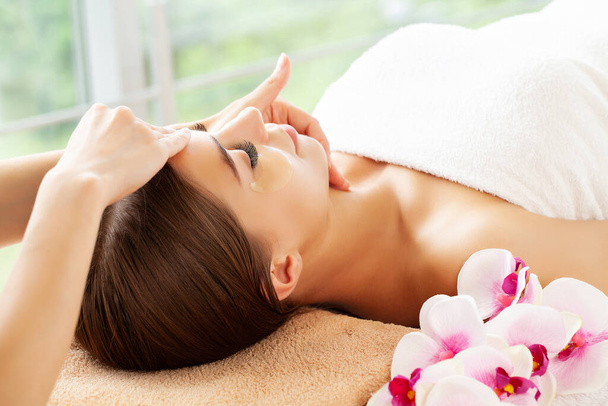 Giovane bella donna godendo procedura di massaggio facciale - Foto, immagini