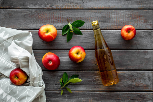 Top view of apple cider or vinegar - bottle with ripe fruits and leaves - Foto, Imagen