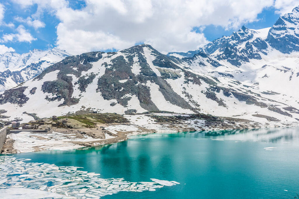 Colorful emerald lake in the Italian Alps - Zdjęcie, obraz