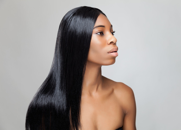 ストレートのロングヘアをもつ美しい黒人女性 - 写真・画像