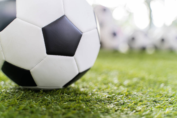 Pelota de fútbol en el campo de hierba verde fondo. - Foto, Imagen