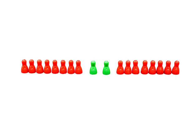 Ilustrace společenské vzdálenosti s pomocí herních figurek s bílým pozadím - Fotografie, Obrázek