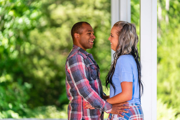 Um casal interracial curtindo a companhia uns dos outros em um dia de verão - Foto, Imagem