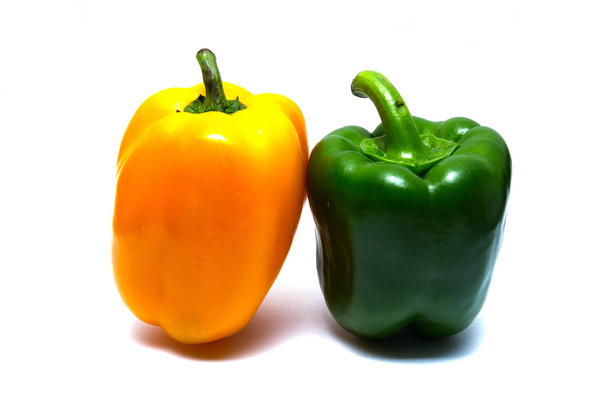 žluté a zelené papriky izolovaných na bílém pozadí - Fotografie, Obrázek