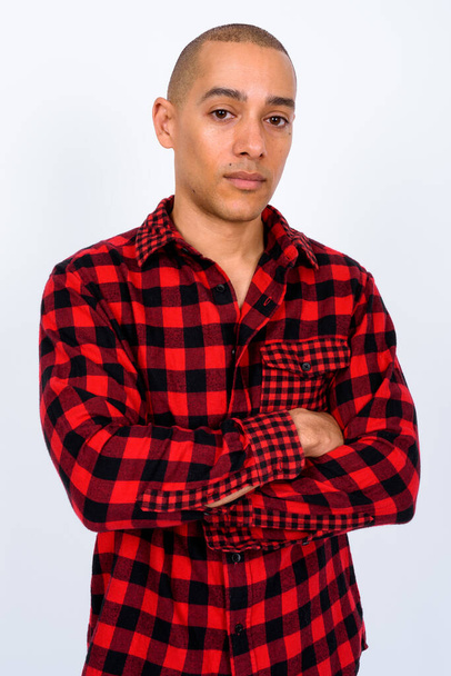Студийный снимок красивого лысого мужчины в красной клетчатой рубашке на белом фоне - Фото, изображение