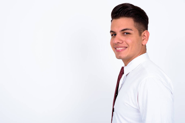 Студийный снимок молодого привлекательного многонационального бизнесмена на белом фоне - Фото, изображение
