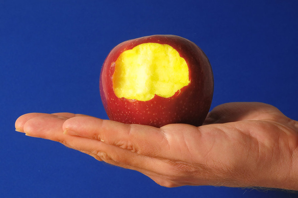 Укушенное красное яблоко
 - Фото, изображение