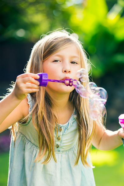 holčička s mýdlové bubliny - Fotografie, Obrázek
