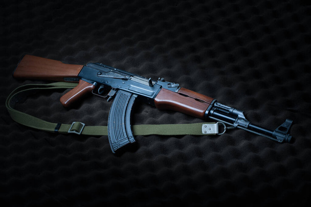 Το διάσημο ρωσικό τουφέκι Kalashnikov AK-47. Τα πιο δημοφιλή και ευρέως χρησιμοποιούμενα τουφέκια στον κόσμο - Φωτογραφία, εικόνα