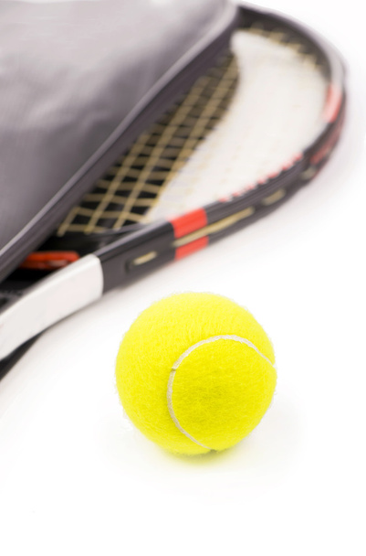 tenisový míček a raketa na bílém pozadí - Fotografie, Obrázek