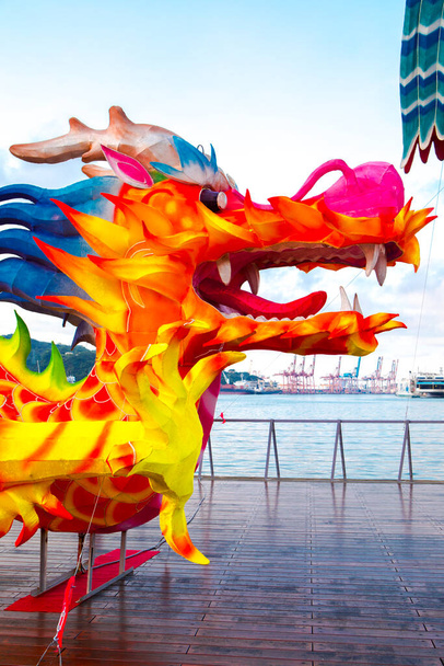 中国の伝統的な祭りは華やかでカラフルなランタンフェスティバルを開催します  - 写真・画像