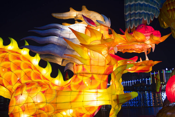 Festivales tradicionales chinos celebrarán magníficos y coloridos festivales de linternas  - Foto, Imagen