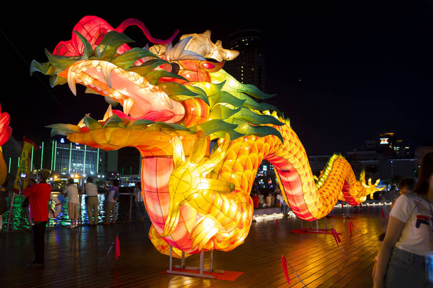 Festivales tradicionales chinos celebrarán magníficos y coloridos festivales de linternas  - Foto, Imagen