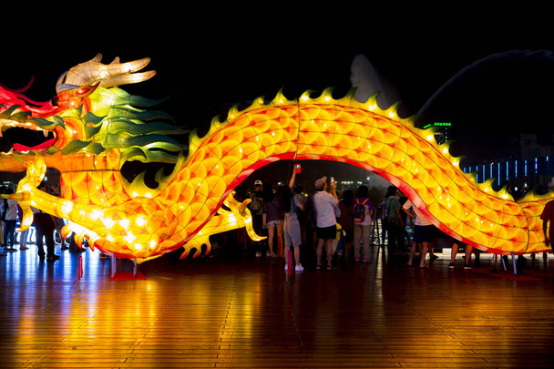 中国の伝統的な祭りは華やかでカラフルなランタンフェスティバルを開催します  - 写真・画像