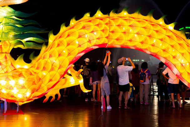Les festivals traditionnels chinois tiendront des festivals de lanterne magnifiques et colorés  - Photo, image