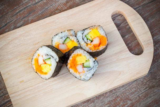 Un rollo de Maki Sushi en un plato blanco
 - Foto, imagen