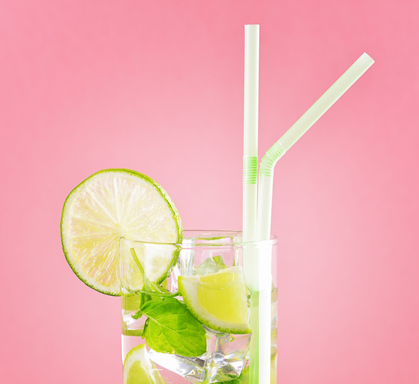 Glass of mojito cocktail on pastel pink background - Zdjęcie, obraz