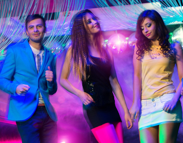 Groupe de jeunes gens heureux dansant en boîte de nuit
 - Photo, image