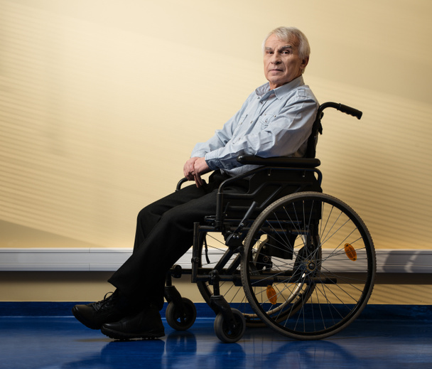 Hombre mayor reflexivo en silla de ruedas en el hogar de ancianos
 - Foto, Imagen
