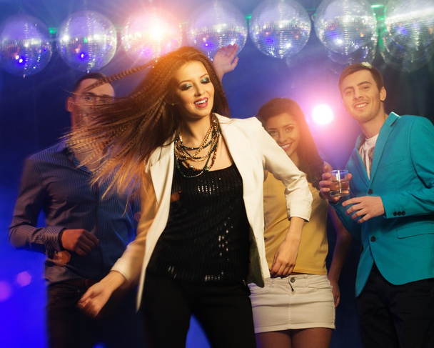 Grupo de jóvenes felices bailando en el club nocturno
 - Foto, Imagen
