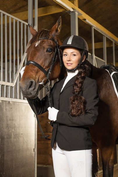 Menina bonita com seu cavalo em uma barraca
 - Foto, Imagem