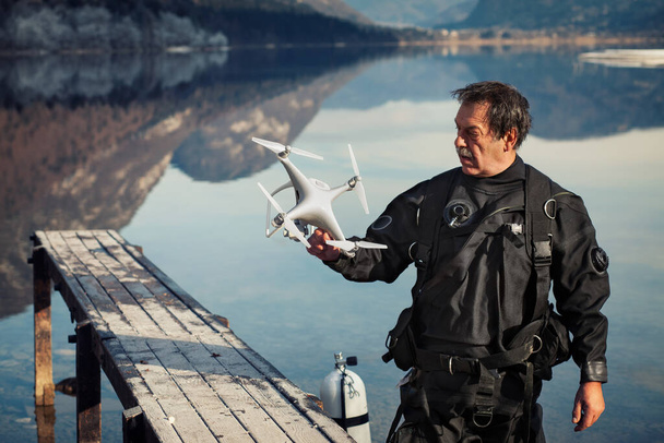 Drone Crash - Diver Holding pelastettu Drone - Valokuva, kuva