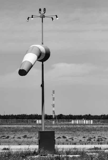 Calza a vento vicino alla pista di atterraggio
 - Foto, immagini