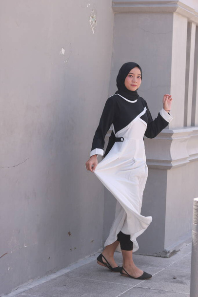 Başörtüsü takan güzel Asyalı Müslüman kadının moda portresi. - Fotoğraf, Görsel
