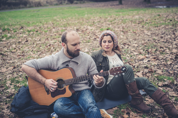 Couple in love  with guitar - Foto, afbeelding