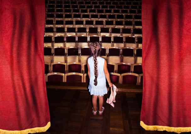 Bambina che sogna un balletto danzante sul palco. Concetto di infanzia. - Foto, immagini