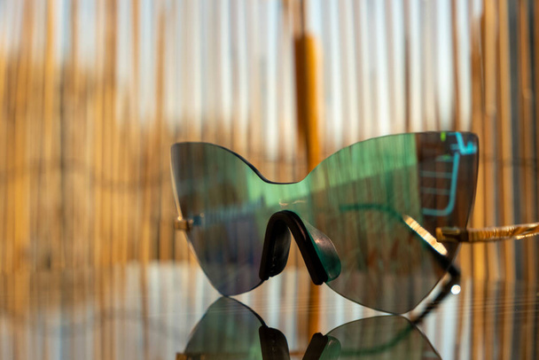 Sonnenbrille für Damen futuristisches Design mit blauer Linse. Selektiver Fokus  - Foto, Bild