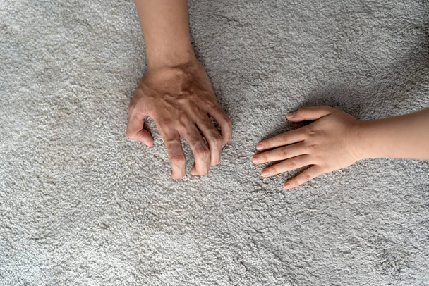 Üst Manzara - kaldırımda iki el insan. Yaşlıların eli ve gençlerin eli. - Fotoğraf, Görsel