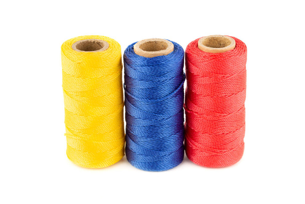 Drie kleurrijke nylon touw rollen geïsoleerd op witte achtergrond. - Foto, afbeelding