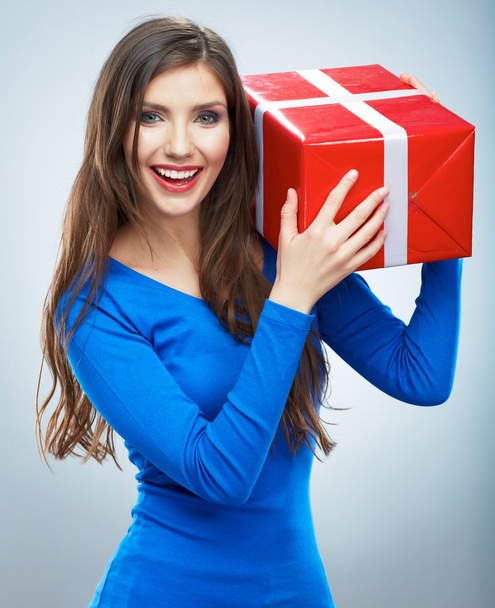 Woman hold gift box - Valokuva, kuva