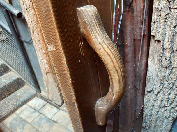 La vieja puerta de madera con mango - Foto, Imagen