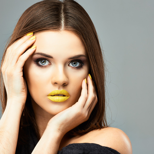 Woman with yellow lips and nails - Foto, afbeelding