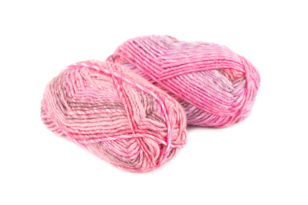 Deux pinces à tricoter et aiguilles à tricoter isolées sur fond blanc. - Photo, image