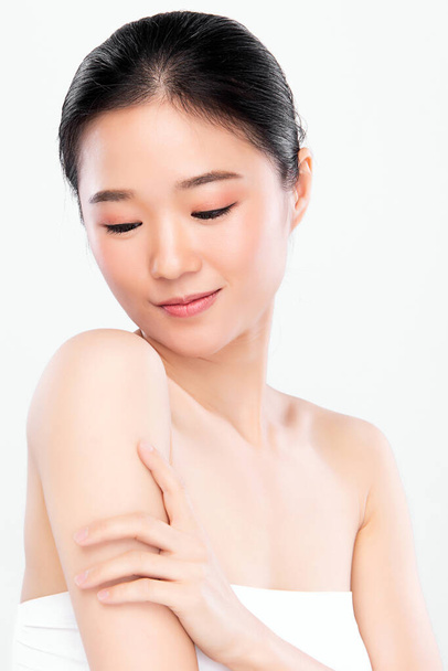 bela jovem asiático mulher com limpo fresco pele no branco fundo rosto cuidado Facial tratamento Cosmetologia, beleza e spa. Asiático mulheres retrato - Foto, Imagem