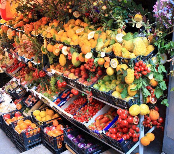 Фруктовые овощи на рынке
 - Фото, изображение