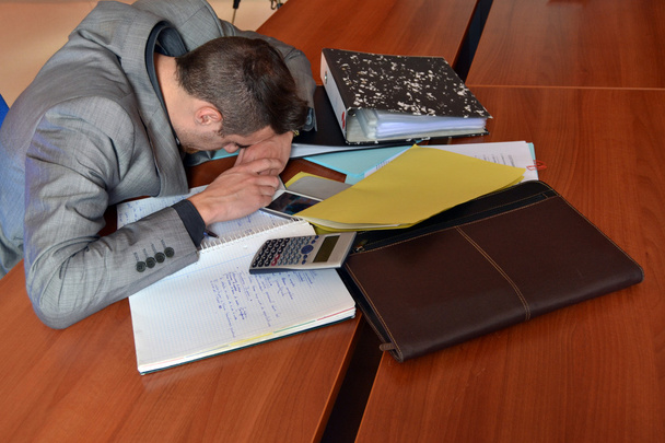Мужчина спит в офисе
 - Фото, изображение