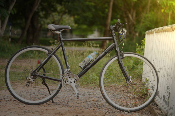 Bisiklet, bisiklet antrenmanına hazırlanmak için sabah antrenman alanının yanına park edilmiş.. - Fotoğraf, Görsel