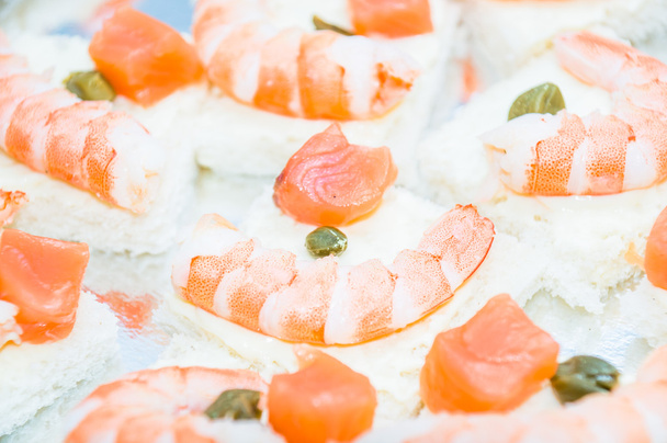 Crevettes et canapés de saumon
 - Photo, image