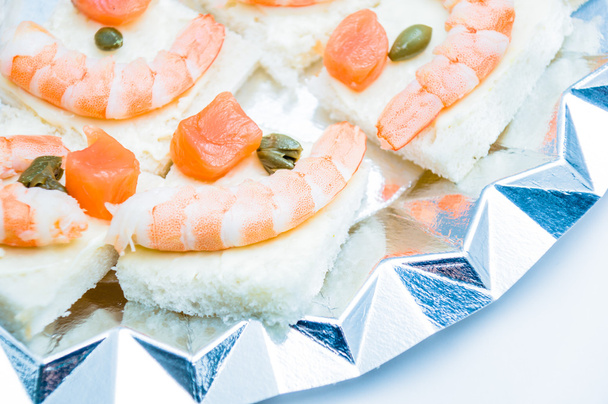 Camarones y canapé de salmón
 - Foto, imagen