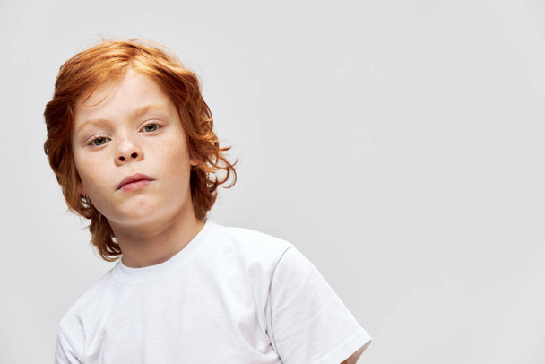 vörös hajú gyermek egy fehér póló arc közelkép vágva Copy Space  - Fotó, kép