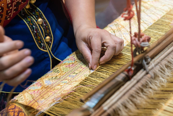 Ручна ткацька фабрика, саморобна ручна ткацька бавовна Таїланд. - Фото, зображення