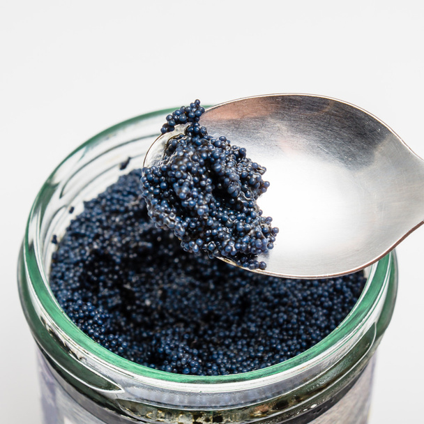 Löffel schwarzer Kaviar - Foto, Bild