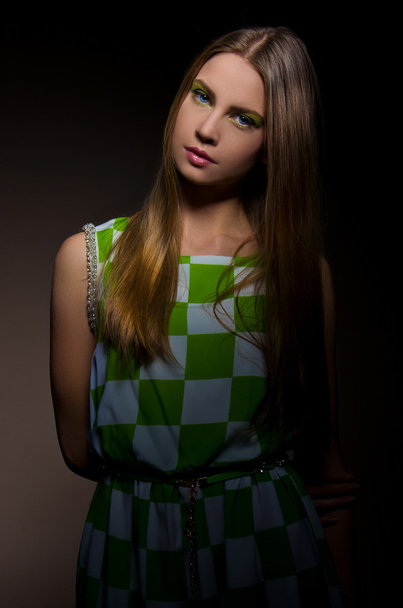 Hermosa chica en vestido verde - Foto, imagen