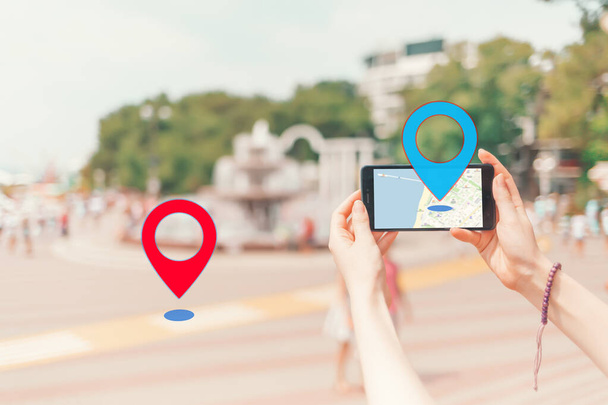 Térképes navigációs koncepció. A nők okostelefont tartanak és GPS térképet használnak. Jelzés és ikon a homályos háttérben. - Fotó, kép