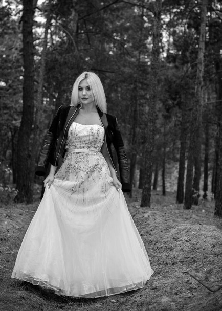 Noiva terno romântico em um vestido branco na floresta. O conceito de um casamento em um estilo rústico. Beleza da noiva em combinação com floresta e natureza, moda de casamento e elementos de vestido
 - Foto, Imagem