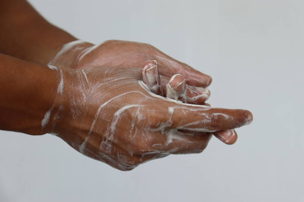 käsien pesu saippualla puhdistusaineella. pesu liike - Valokuva, kuva